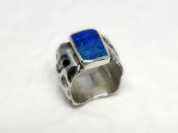 Atelier Solstice – Anneau végétal carré en argent et opale Boulder d’Australie.