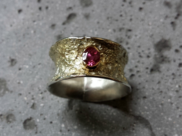 Atelier Solstice – Bague en argent doré et or jaune avec un rubis ovale facetté.