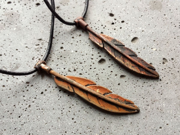 Atelier Solstice – Pendentif – Plume, bronze oxydé, cordon cuir.