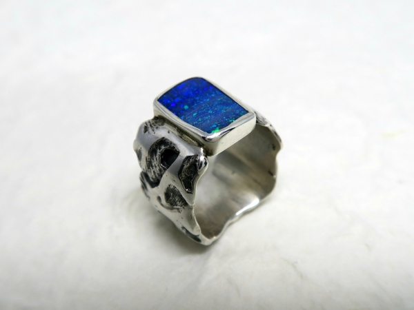 Atelier Solstice – Anneau végétal carré en argent et opale Boulder d’Australie.