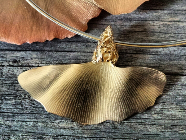 Atelier Solstice – Pendentif feuille de Ginkgo, argent doré or fin 24K, collier câbles acier inox.