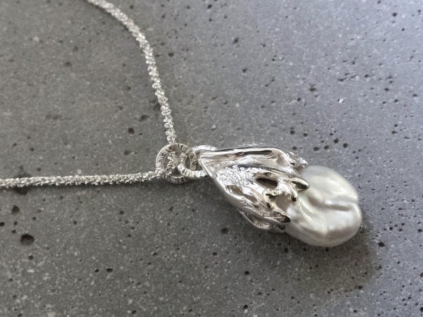 Atelier Solstice – Pendentif et perle Keshi, chaînette argent.