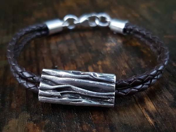 Atelier Solstice – Bracelet plissé en argent oxydé pour homme. 