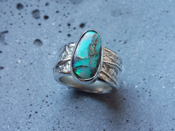 Atelier Solstice – Bague en argent et opale Boulder d’Australie.