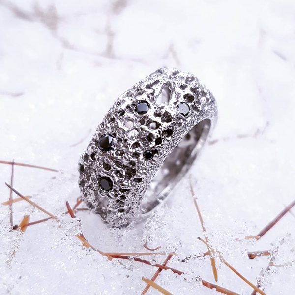 Atelier Solstice – Anneau bombé ajouré en argent 925 et diamants noirs