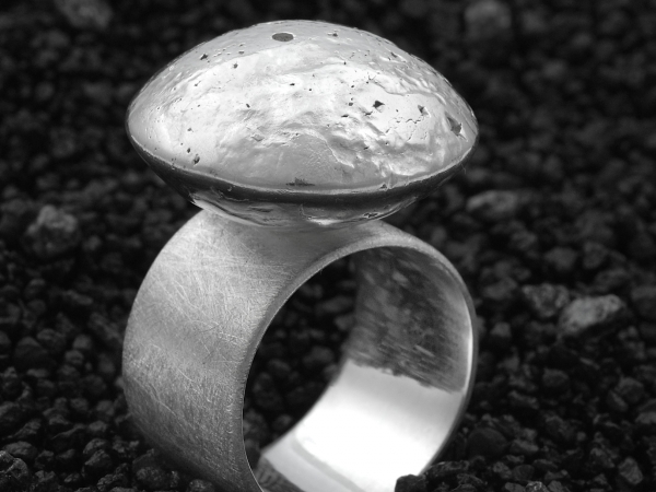 Atelier Solstice – Bague «Dis-moi Lune» en argent, réticule.