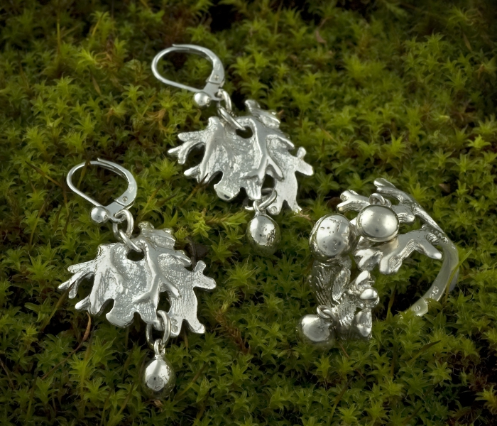 Atelier Solstice – Boucles d’oreilles et bague «Gouttes de rosée» en argent.