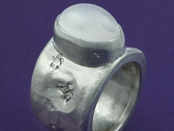 Atelier Solstice – Bague «T’offrir la Lune» en argent et Pierre de Lune, réticule.