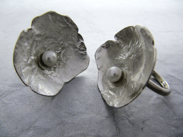 Atelier Solstice – Bagues en argent 925 plissé et perles de culture.