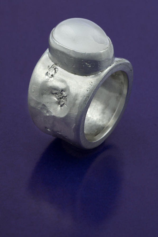 Atelier Solstice – Bague «T’offrir la Lune» en argent et Pierre de Lune, réticule.