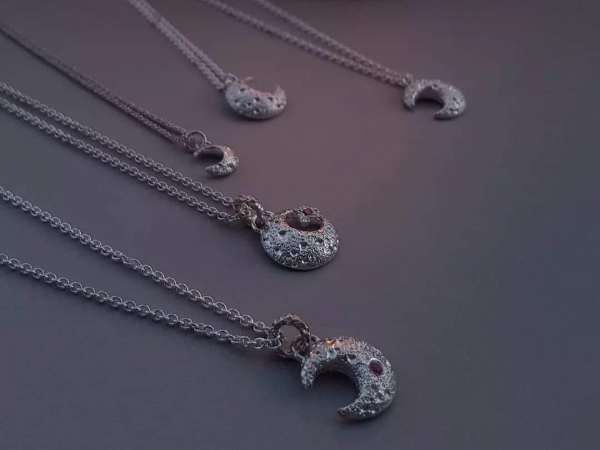 Atelier Solstice – Pendentifs lune «Les Mille et Une Nuits» en argent 925. Chaînette forçat ronde en argent.