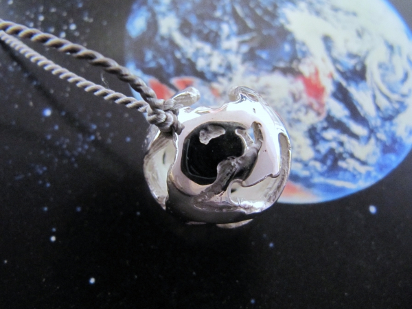 Atelier Solstice – Pendentif Argent «La Terre nous aime»