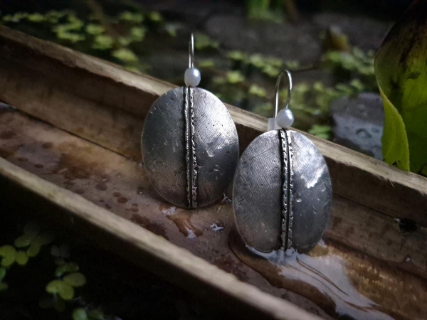 Atelier Solstice-Origines-Boucles d'oreilles ovales en argent 925 et perles d'eau douce. 