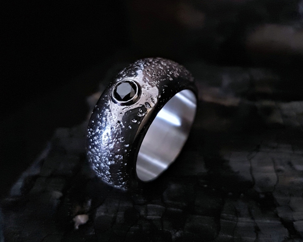 Atelier Solstice – Anneau bombé «Pleine Lune» en argent 925 et diamant noir.